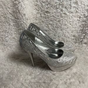 Coloriffics fabric white lace & silver iridescent silver platform heels SZ8.5